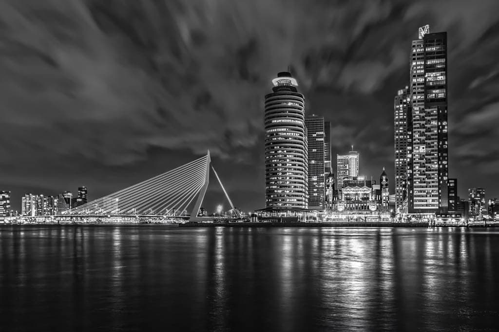 Rotterdam skyline bij nacht